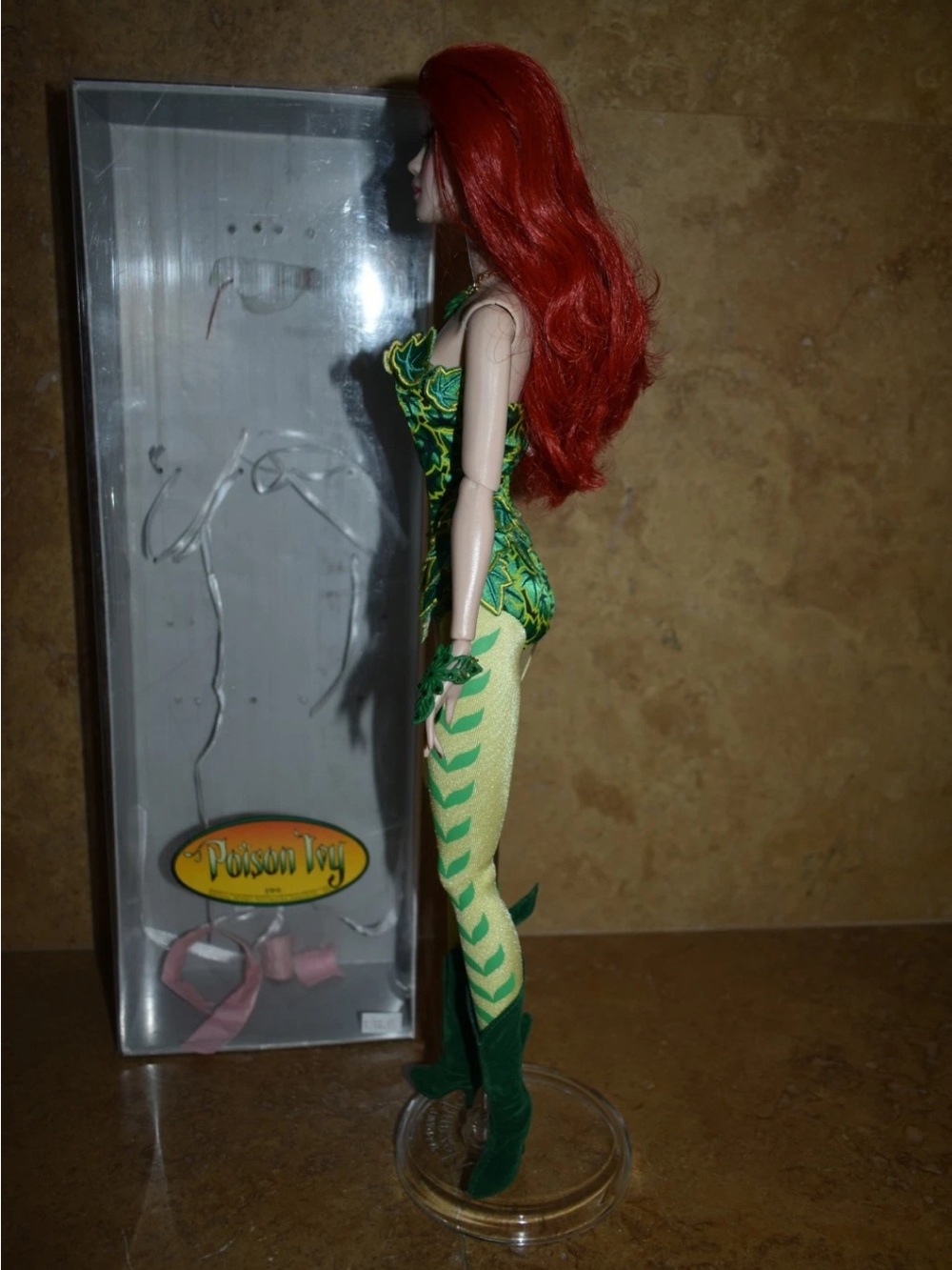 Madame Alexander X DC COMICS LIMITED EDITION 17" DOLL FIGURE BATMAN POISON IVY - Picture 8 of 12